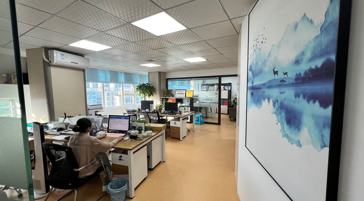 珠海源来科技有限公司办公环境,现代化办公室内景,员工在工作,蓝色背景,明亮自然光